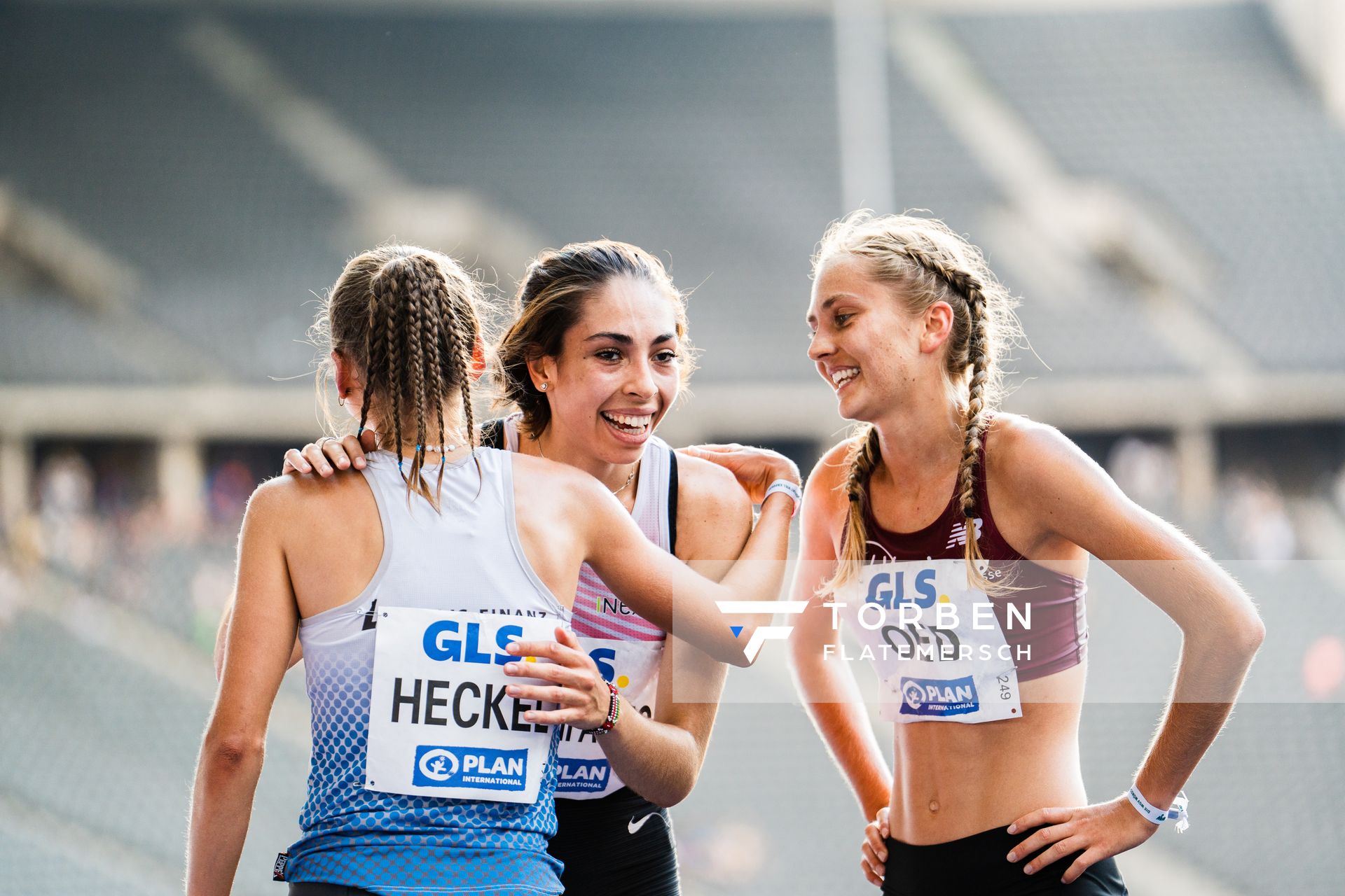 Emma Heckel (LG TELIS FINANZ Regensburg), Selma Benfares (LC Rehlingen), Lisa Oed (Koenigsteiner LV) ueber 5000m waehrend der deutschen Leichtathletik-Meisterschaften im Olympiastadion am 26.06.2022 in Berlin